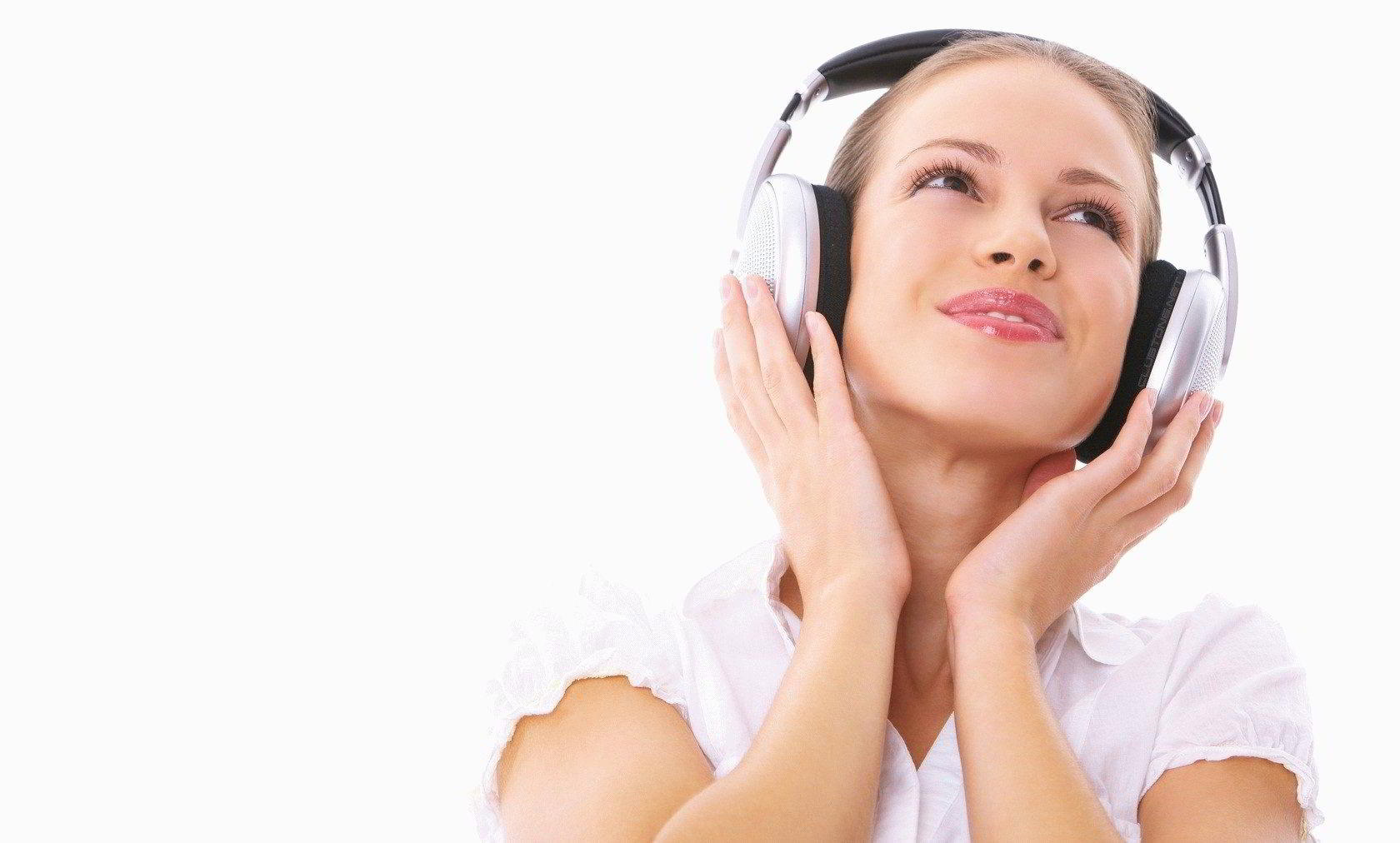 Headphone terbaik berperingkat teratas pada tahun 2019 dalam hal harga dan kualitas suara.