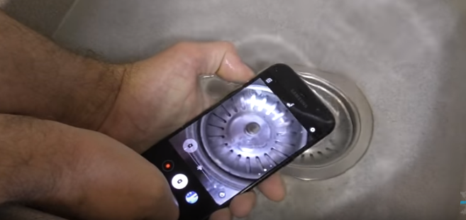 پانی میں تصویریں کھینچنا