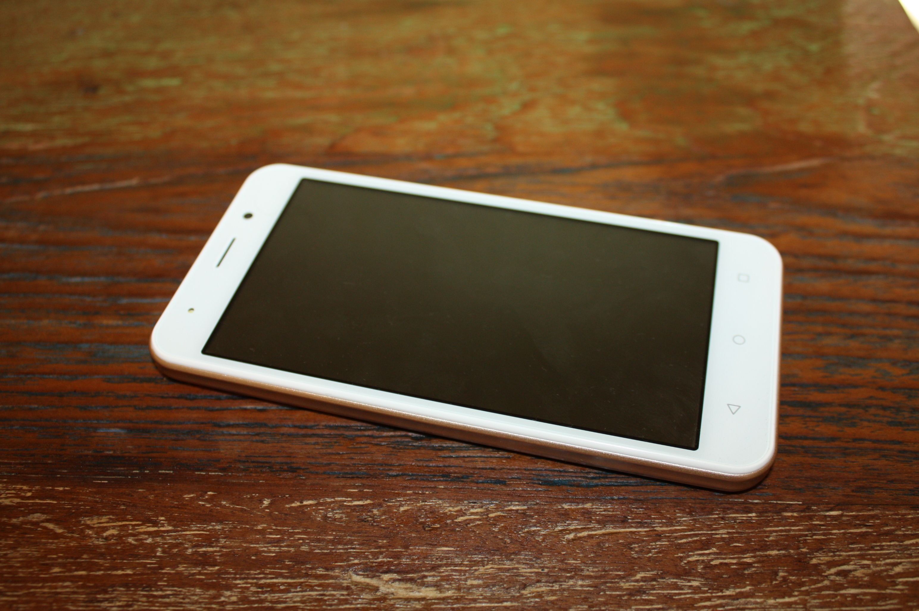 Smartphone INOI 2 - مزايا وعيوب الهاتف الذكي المحلي الميزانية