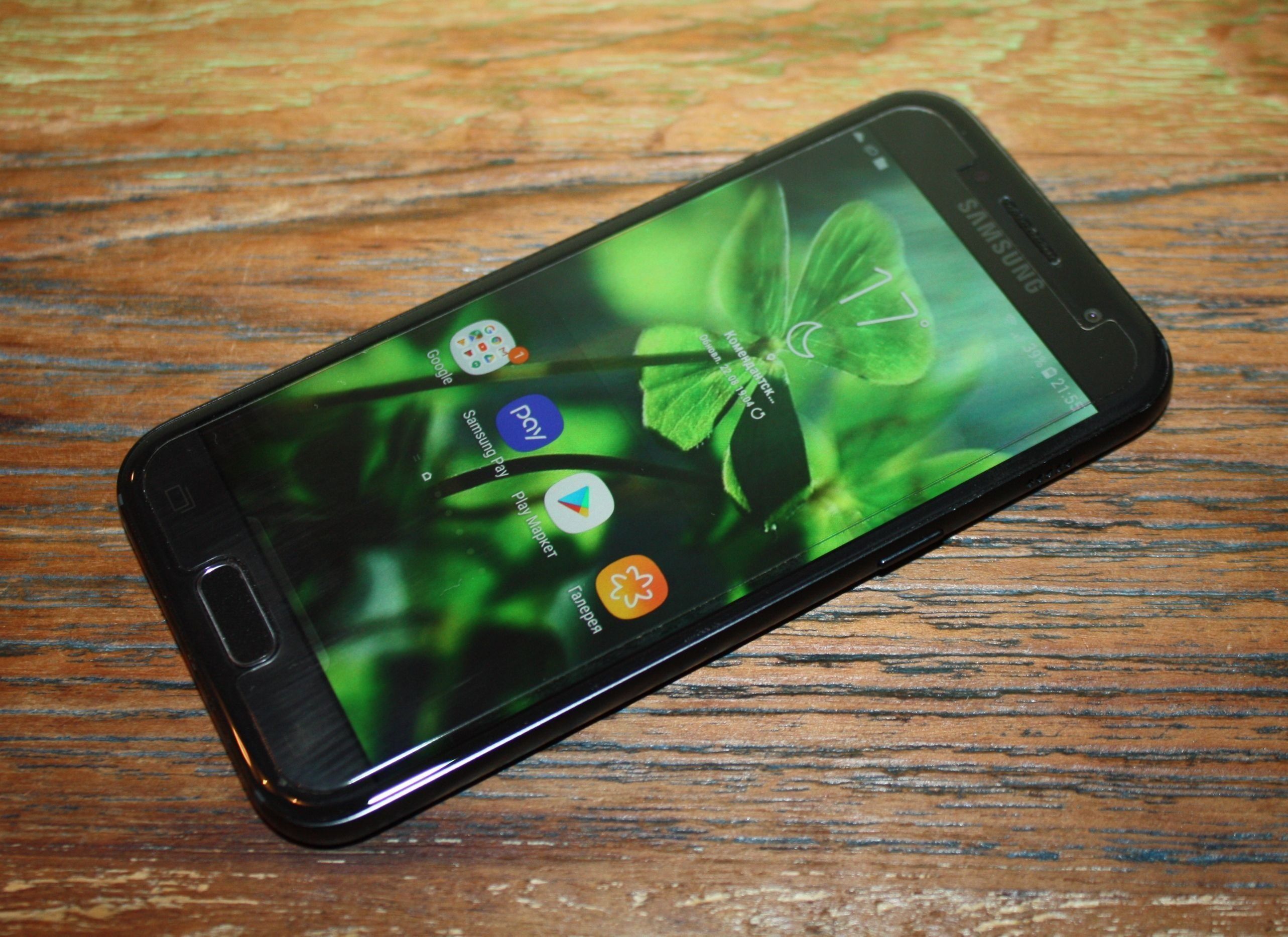 متوسط ​​طبقے کا پرچم بردار: سمارٹ فون Samsung Galaxy A3 (2017) - فوائد اور نقصانات