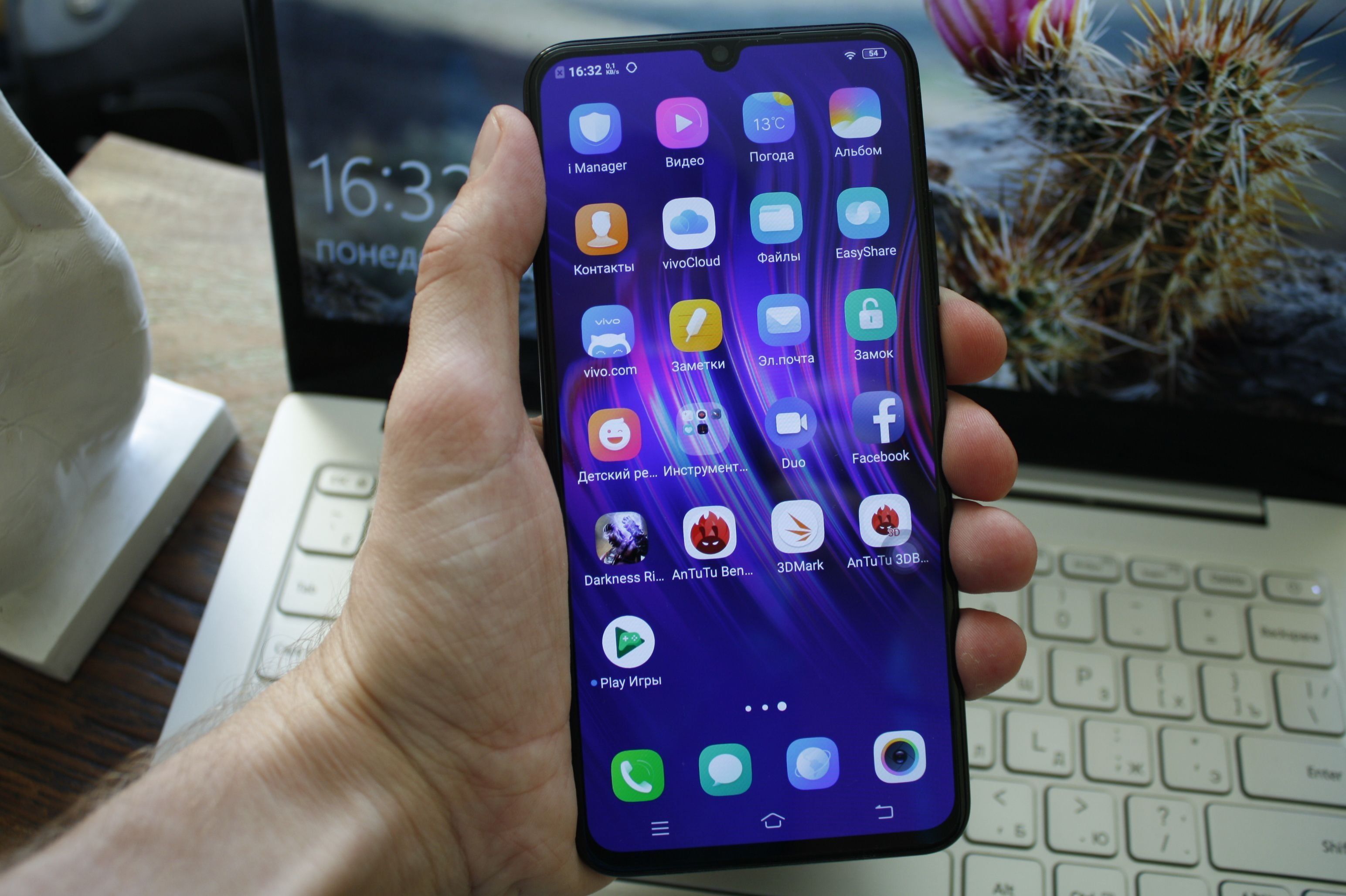 Smartphone Vivo V11 (V11 Pro) - mga pakinabang at disadvantages