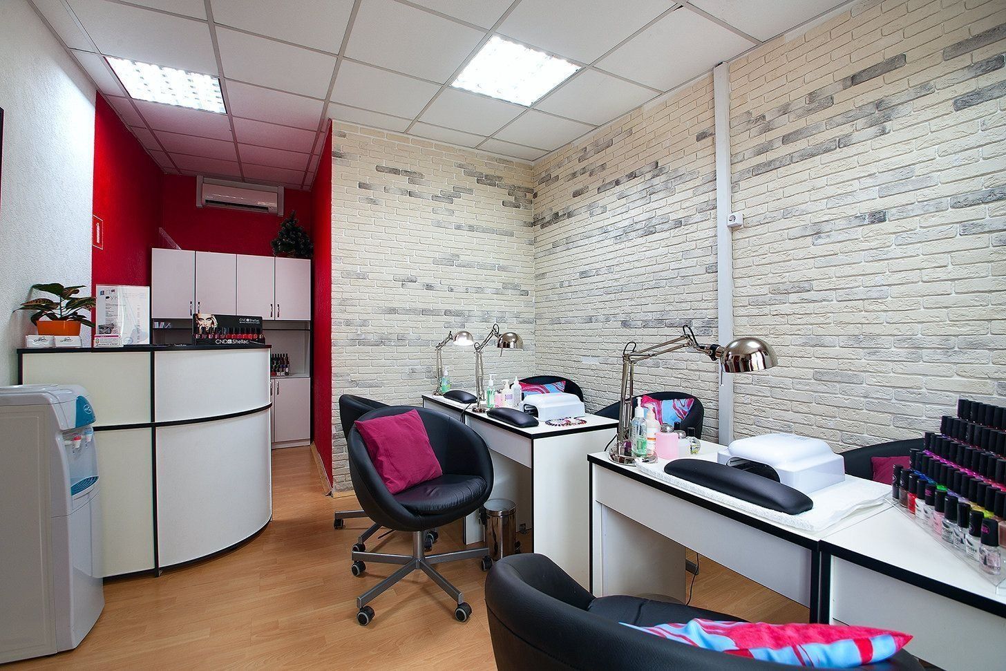 Ang pinakamahusay na mga salon ng kuko sa Moscow noong 2025