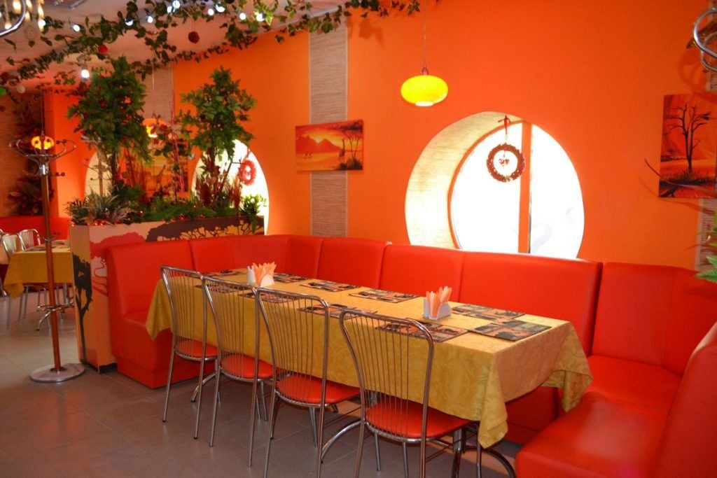 Peringkat kafe dan restoran terbaik dengan kamar anak-anak di Omsk pada tahun 2025