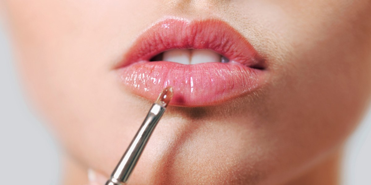 Lip gloss dengan peringkat teratas untuk tahun 2025