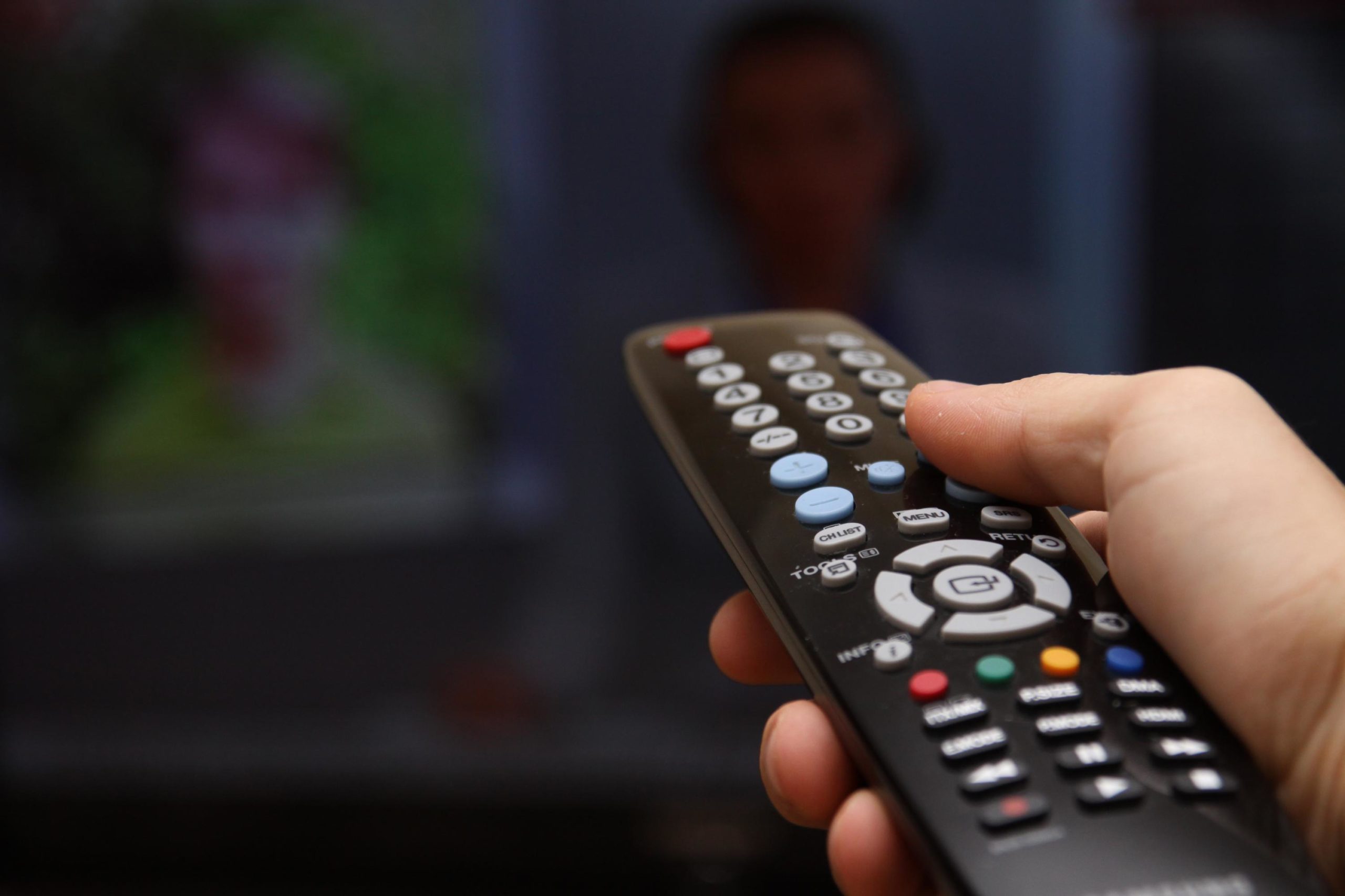 Peringkat remote control TV universal terbaik pada tahun 2025