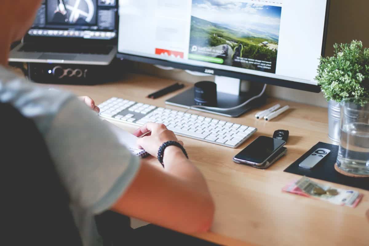 2025 کے لیے ابتدائی SMM ماہرین کے لیے بہترین آن لائن کورسز کی درجہ بندی