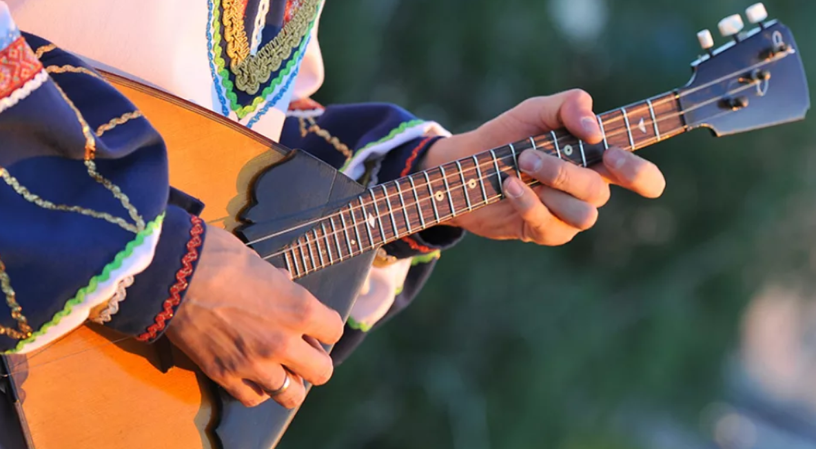 Balalaika terbaik untuk 2025