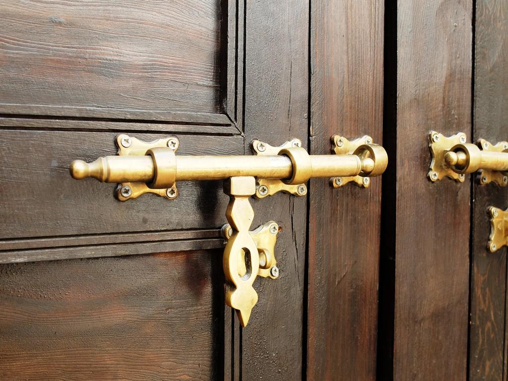 تصنيف أفضل البراغي والمزالج الداخلية للأبواب لعام 2025