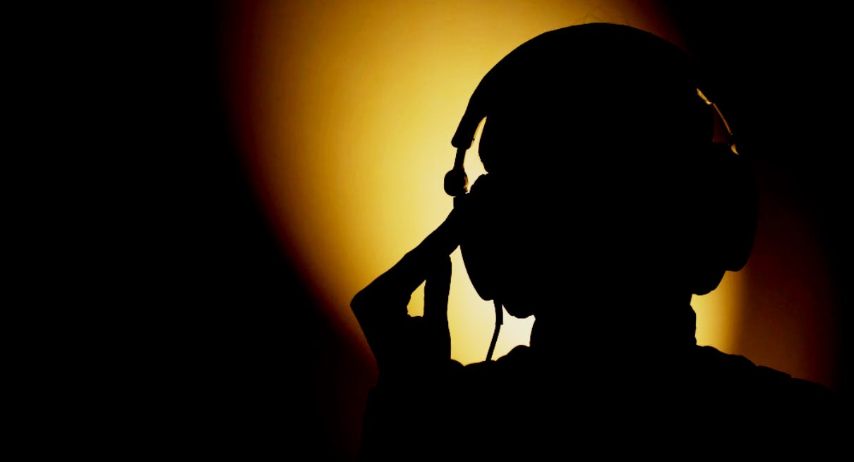 Penarafan fon kepala dalam telinga (palam) terbaik dengan pembatalan hingar aktif untuk 2025