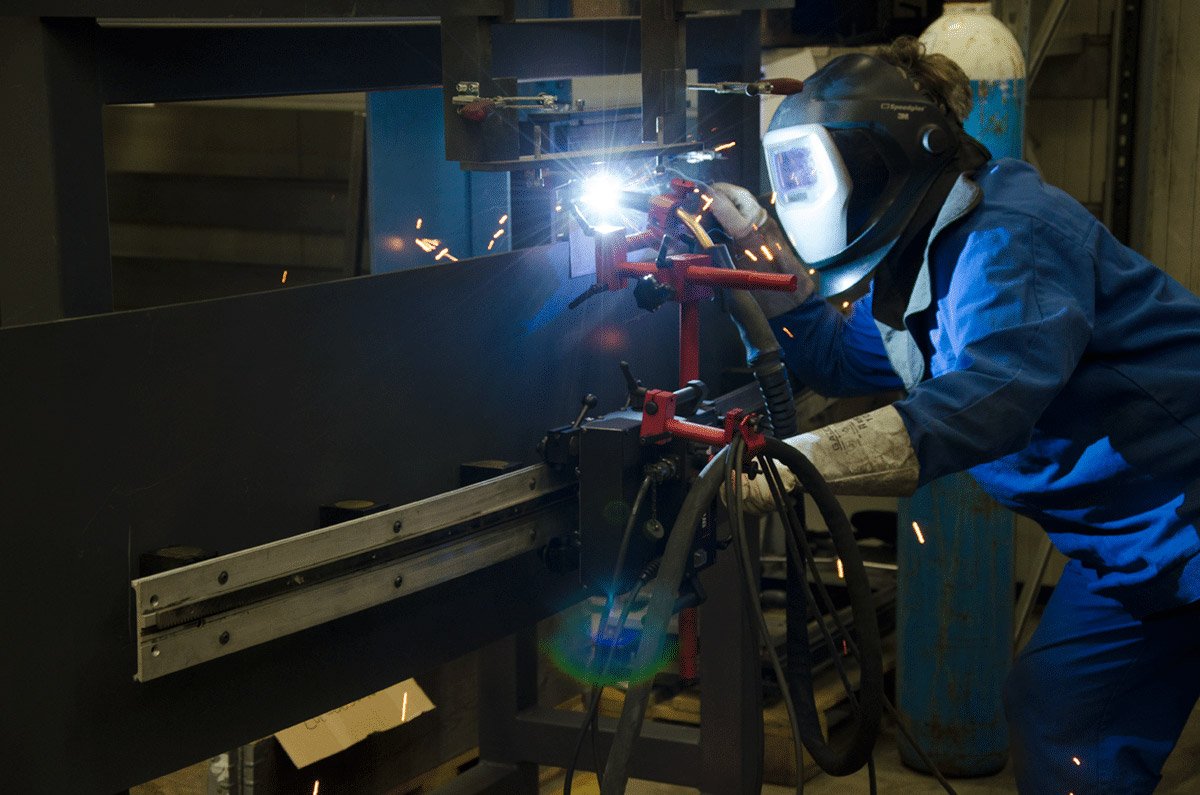 Betyg av de bästa svetstraktorerna och vagnarna för 2025