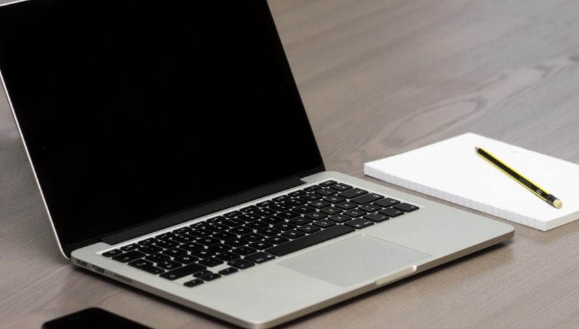 Peringkat toko laptop online terbaik untuk tahun 2025