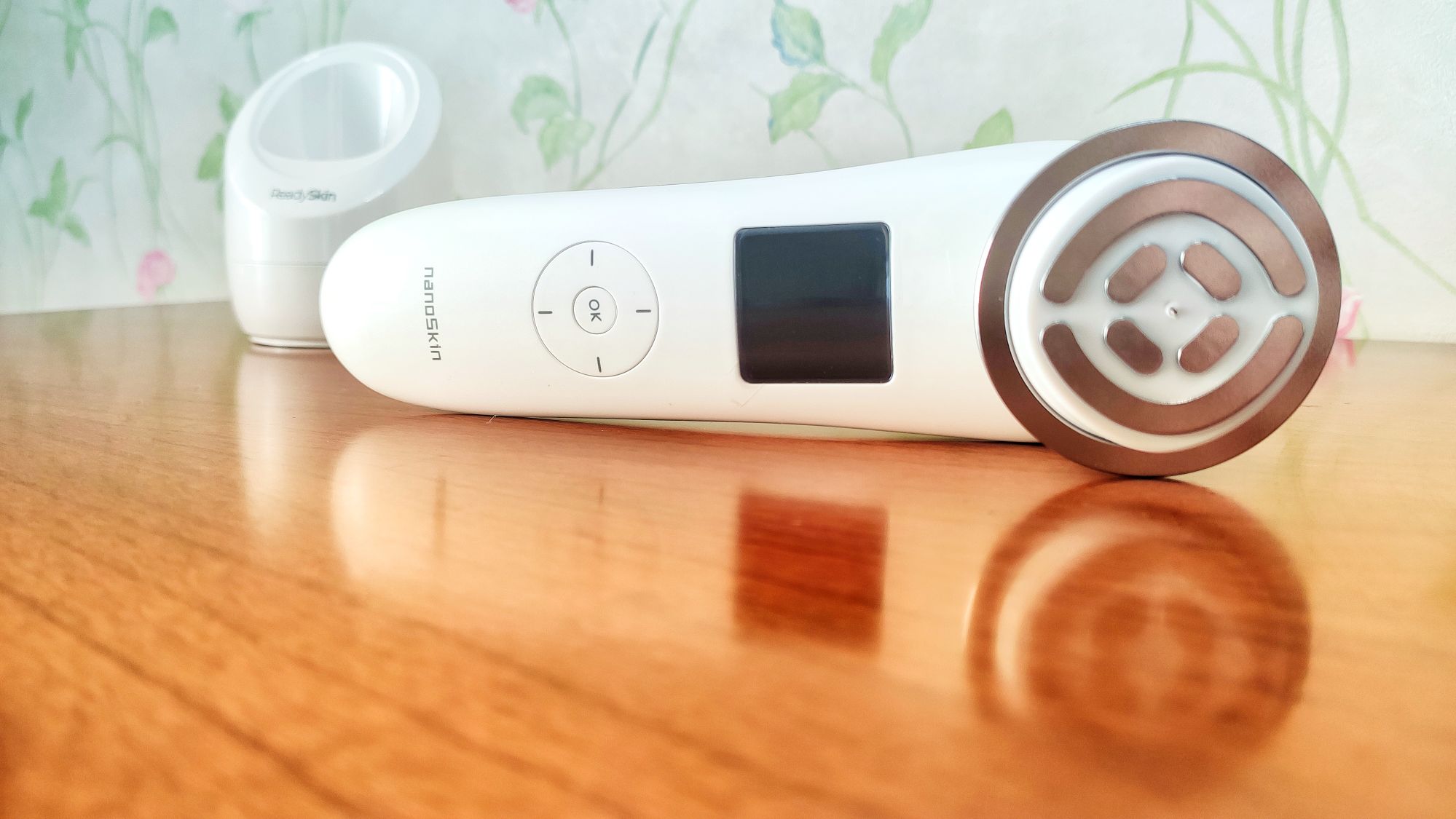 תחליף ראוי להליכי סלון! סקירה כללית של המכשיר הרב תכליתי להרמת RF ReadySkin nanoSkin