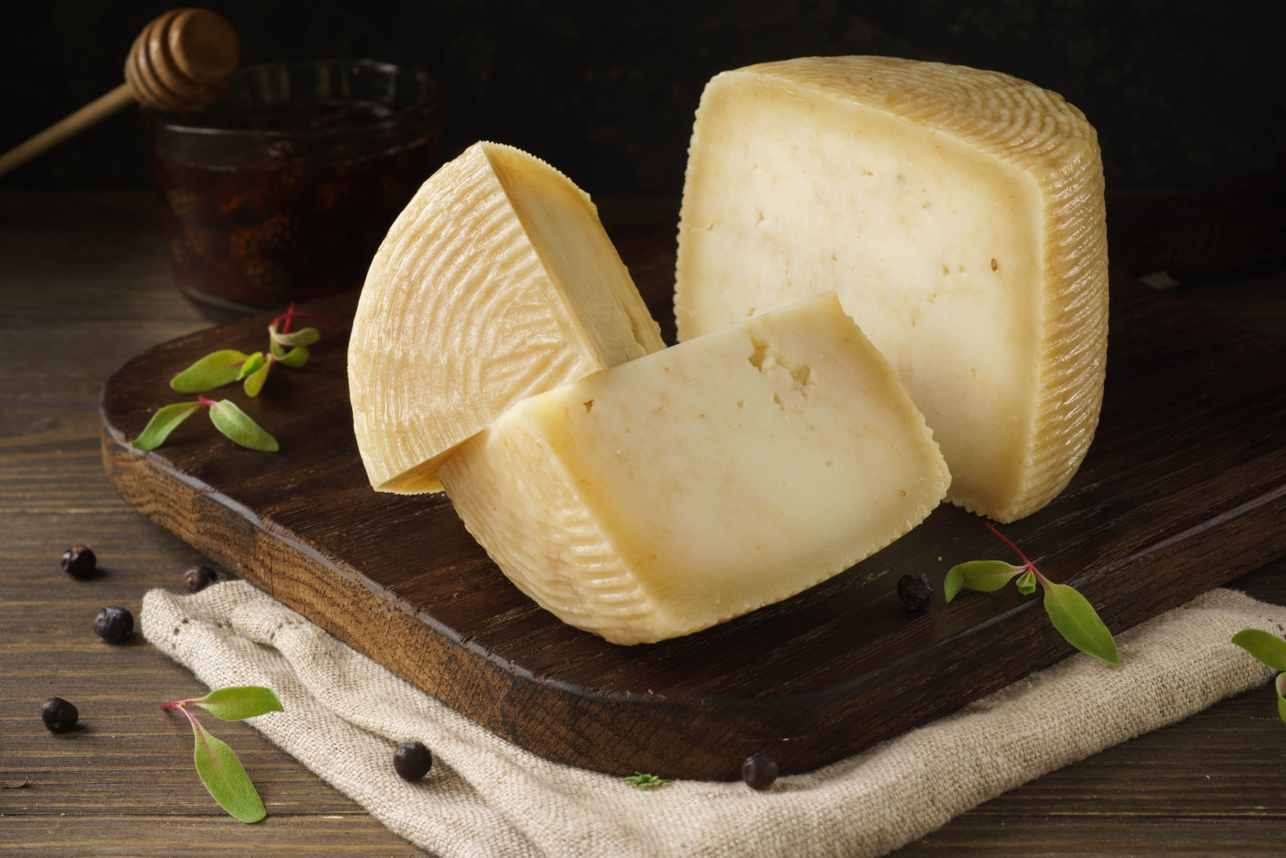 Rating ng pinakamahusay na lactose-free na keso sa Russia para sa 2025