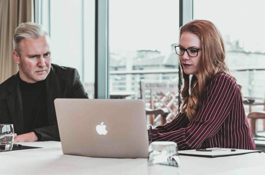 Pagraranggo ng pinakamahusay na mga online na paaralan para sa pagsasanay sa corporate English para sa 2025